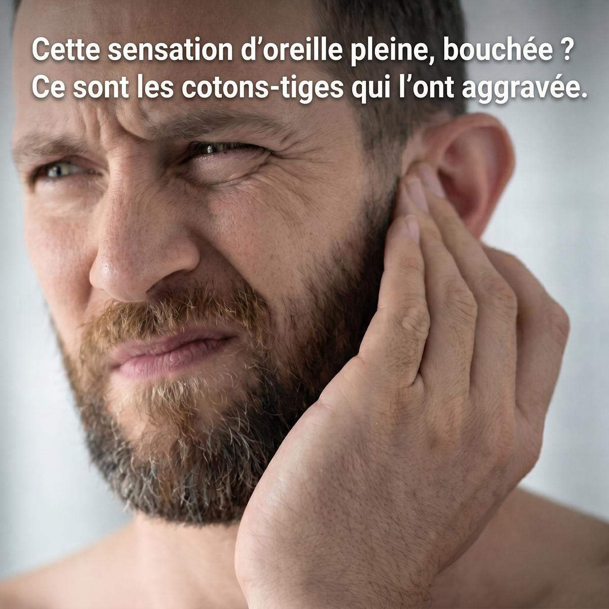 Homme gêné par une oreille bouchée